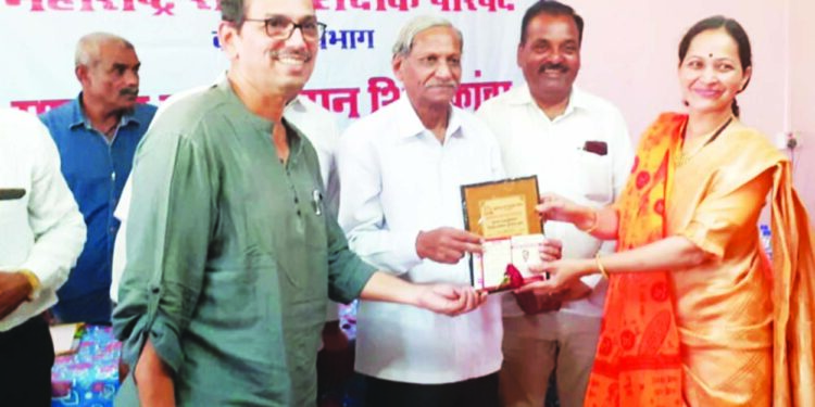 ऋचा जोशी यांना पुरस्कार