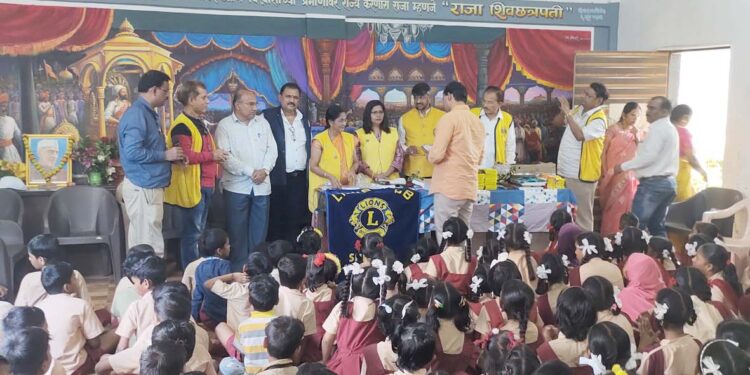 श्रीबाग लायन्स क्लबतर्फे शैक्षणिक साहित्य वाटप