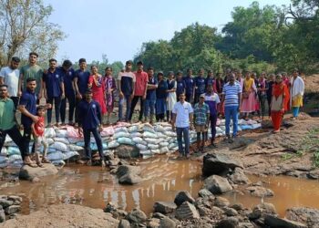 श्रमदानातून बांधला वनराई बंधारा