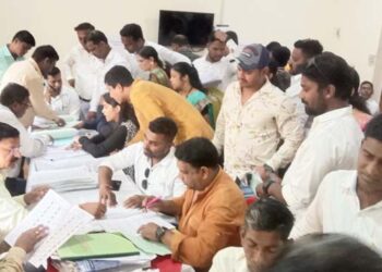 अर्ज भरण्यासाठी उमेदवारांची झुंबड