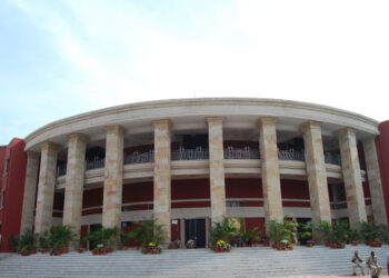 पहिल्याच दिवशी प्रचंड गदारोळ