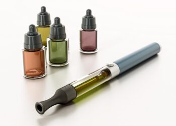 पोलिसांकडून ई-सिगारेट जप्त