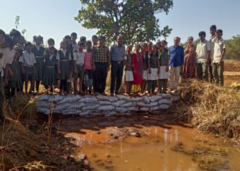 पाणी अडवा,पाणी जिरवा; विद्यार्थ्यांकडून वनराई बंधारा