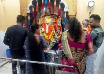 हजारो भक्तांसह उमेदवार गणरायाच्या दर्शनाला