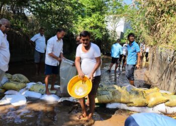 शेतकरी गटाने बांधला बंधारा