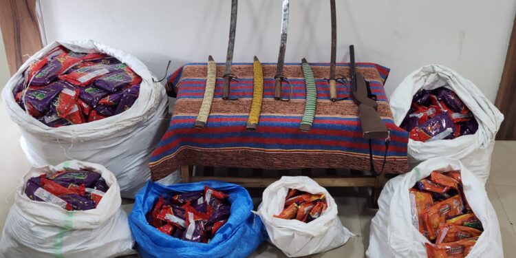 बेकायदेशीर शस्त्रे व गुटख्याची वाहतूक करणाऱ्याला अटक