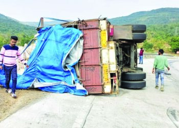 घोणसे घाटात साखरेचा ट्रक पलटी