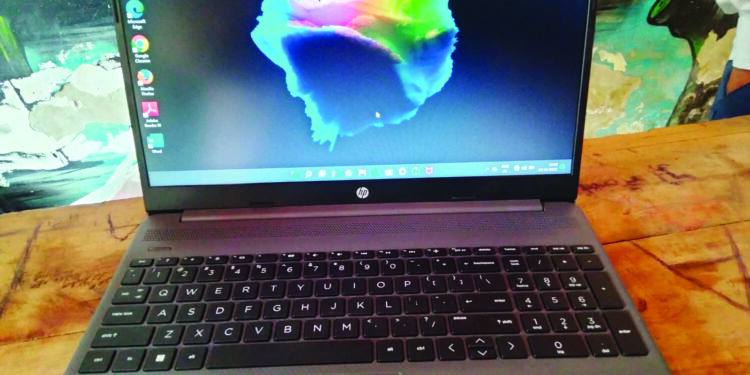 चोरढे शाळेला लॅपटॉपची भेट