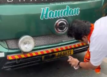 कर्नाटकमध्ये जाणार्‍या बसला पनवेलमध्ये मनसेने काळं फासलं…पहा व्हिडिओ