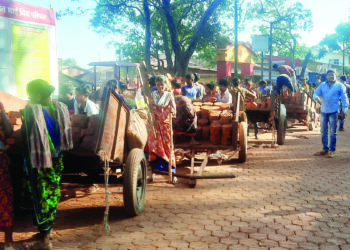 पर्यटन हंगामापुरता मुख्य रस्त्याचे काम बंद ठेवा