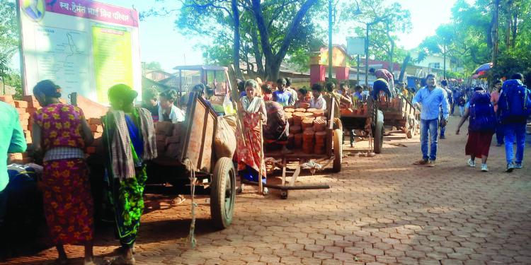 पर्यटन हंगामापुरता मुख्य रस्त्याचे काम बंद ठेवा