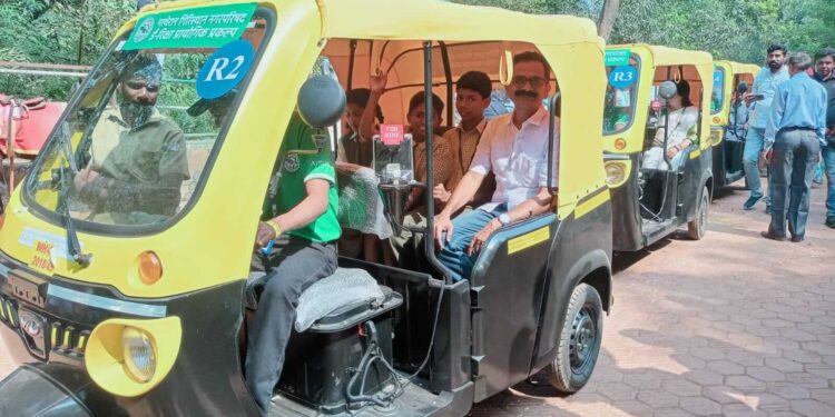 माथेरानकरांचा ई-रिक्षाला उदंड प्रतिसाद