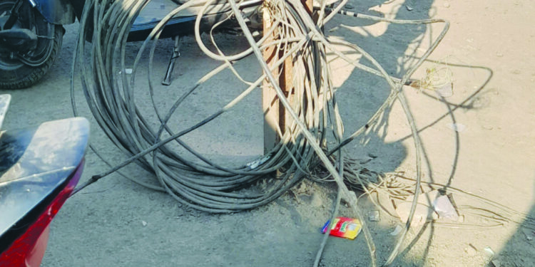 विद्युत तारांमुळे अपघाताची शक्यता