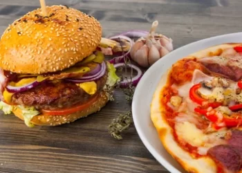 सावधान! कर्करोग होण्याचं कारण ठरतंय पिझ्झा-बर्गर