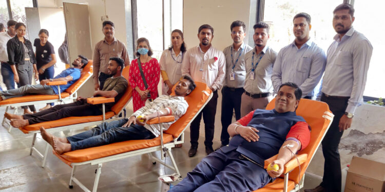 सुप्रिया पाटील, चित्रलेखा पाटील यांच्या वाढदिवसा निमित्त पीएनपीत रक्तदान शिबिर संपन्न