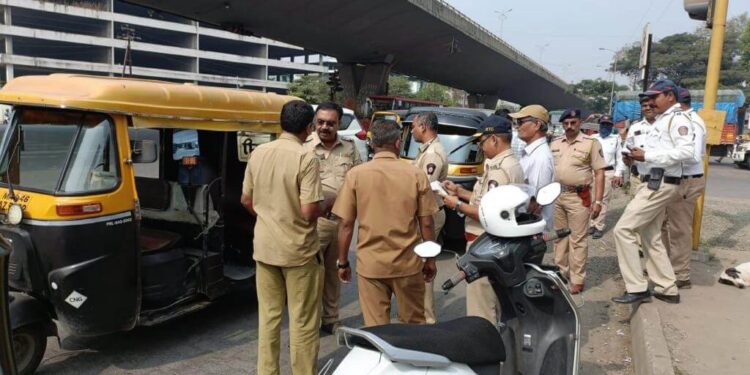 रिक्षा चालकांविरोधात कारवाईचा बडगा