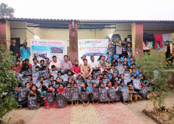 आदिवासी विद्यार्थ्यांना स्कूल बॅग, सॅनिटरी नॅपकिनचे वितरण