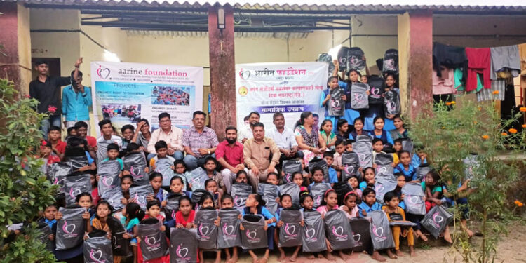 आदिवासी विद्यार्थ्यांना स्कूल बॅग, सॅनिटरी नॅपकिनचे वितरण
