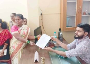 शिक्षकासाठी गटविकास अधिकार्‍यांना निवेदन