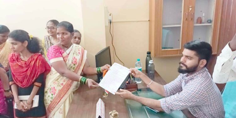 शिक्षकासाठी गटविकास अधिकार्‍यांना निवेदन