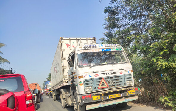 ट्रेलर पार्कींगमुळे वाहतूक कोंडी
