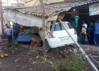 दुकानात कार घुसली