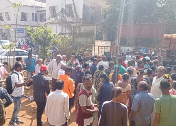 आमच्या जमिनी परत द्या