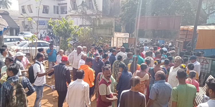 आमच्या जमिनी परत द्या