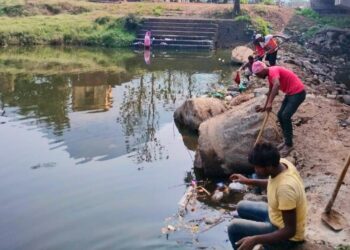 अंबा नदी चकाचक; नगरपंचायतीमार्फत साफसफाई
