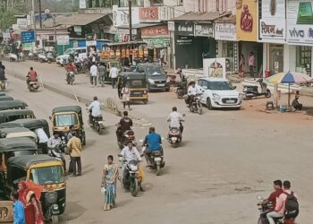 रस्ता सुसाट, पण अतिक्रमणांचे काय?