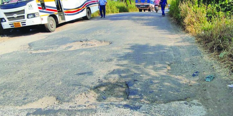 सावरोली,-खारपाडा मार्ग धोकादायक