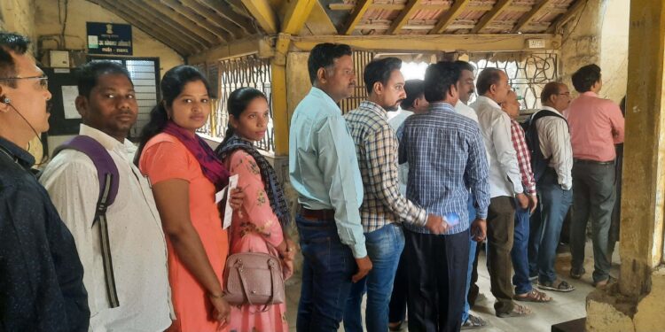 शिक्षक मतदारसंघ निवडणूक: कर्जत तालुक्यात मतदानाला प्रतिसाद