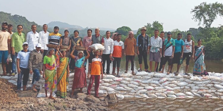 शेतकर्‍यांनी बांधला मातीचा बंधारा