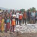 शेतकर्यांनी बांधला मातीचा बंधारा