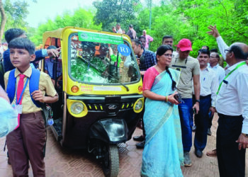 स्थानिकांसाठी तीन ई रिक्षांची सुविधा