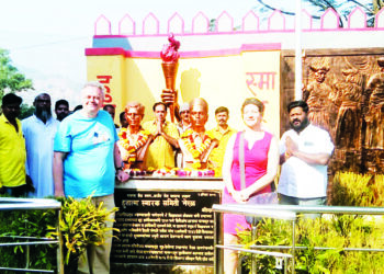 बेल्जियम पर्यटकांचे हुतात्म्यांना अभिवादन