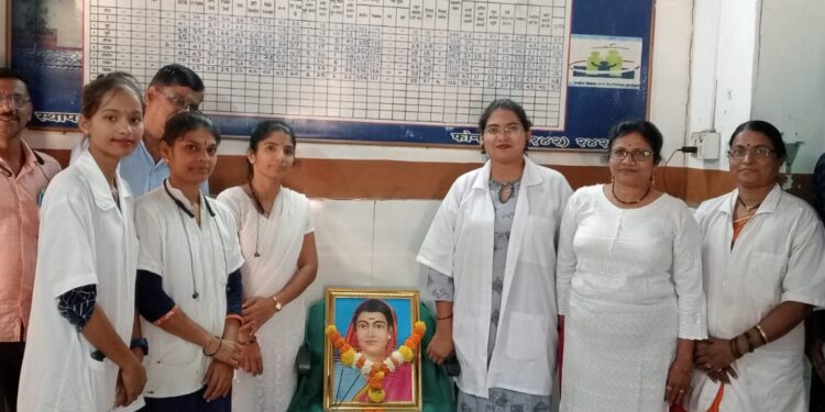 प्राथमिक आरोग्य केंद्रात सावित्री फुले जयंती