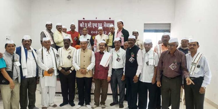 सेवानिवृत्त मुख्याध्यापक शेगाव येथे मेळावा