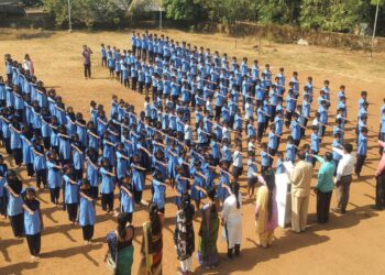 कोळघर आश्रमशाळेत विद्यार्थ्यांना मार्गदर्शन