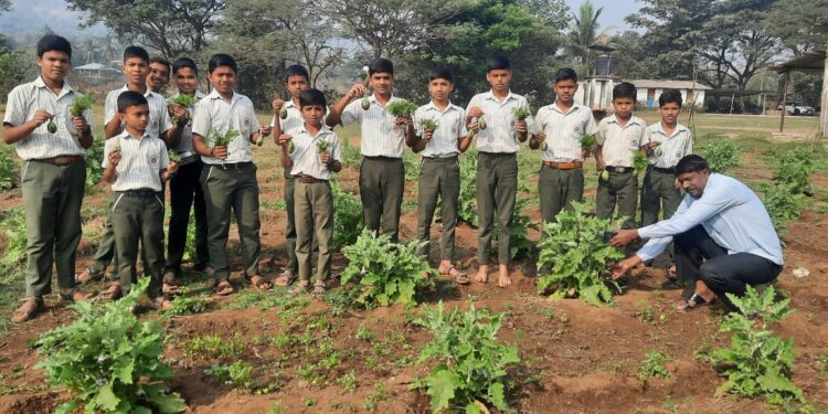 रातवडच्या विद्यार्थ्यांनी फुलविली बाग