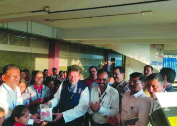 विद्यार्थ्यांना शिक्षणमंत्र्यांची भेट