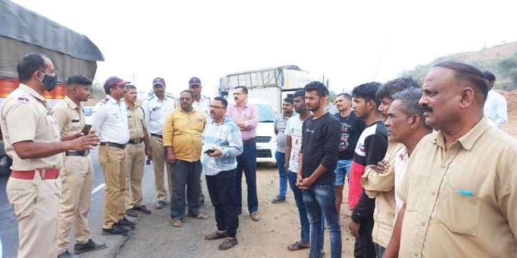 महामार्गावर रस्ता सुरक्षा अभियान