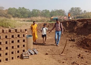 वीटभट्टीवरील मुलांना गोळा करू की शाळेतील मुलांना शिकवू