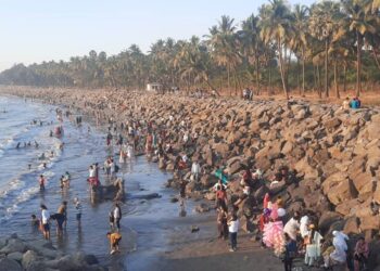 पिरवाडी किनार्‍यावर पर्यटकांची मांदियाळी