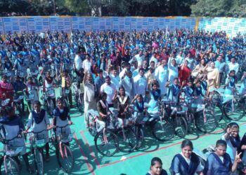 धुळ्यात अटलास कॉपको इंडिया लि. यांच्या सहकार्यातून सावित्रीच्या लेकींना सायकलींचे वाटप