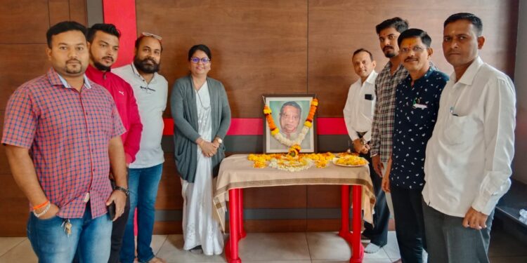 शेतकरी भवन येथे स्व. प्रभाकर पाटील यांची जयंती साजरी