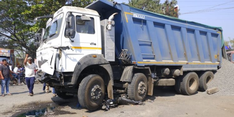 अलिबागः खड्डे चुकवताना एचपी पेट्रोलपंपाजवळ अपघात; दोघेजण जखमी