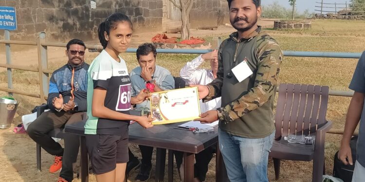 जिल्हास्तरीय गडारोहण स्पर्धेत अनुश्री बामुगडे विजेती