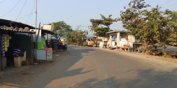 गतिरोधक बसविण्याची मागणी