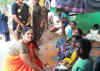 रस्त्यावर काम करणार्‍या महिलांना दिले हळदीकुंकवाचे वाण